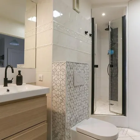 Family Of 102 M2 In The Heart Of The 19th Paris