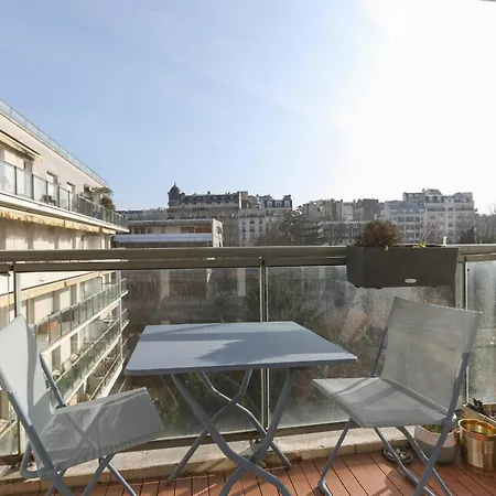 Family Of 102 M2 In The Heart Of The 19th *